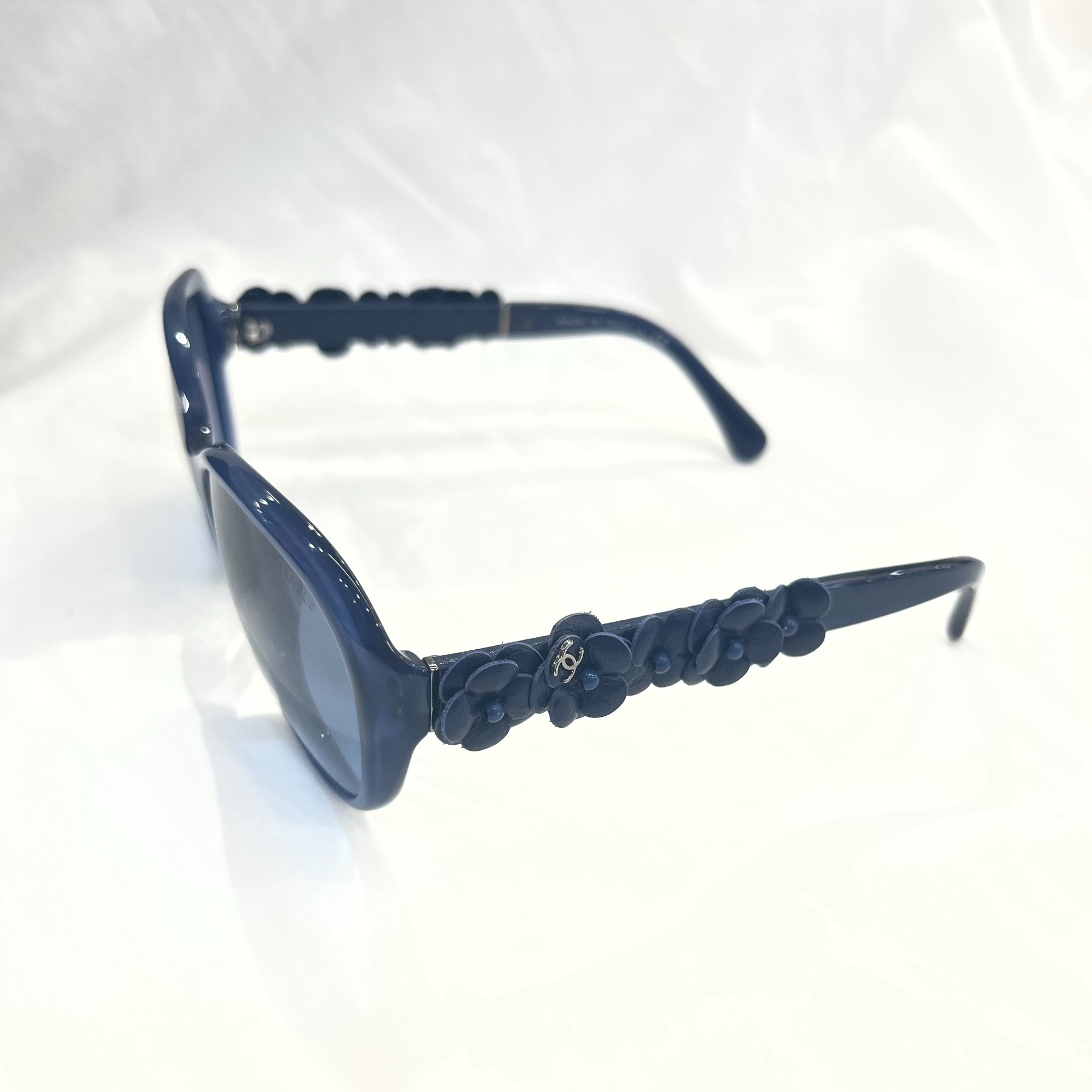 CHANEL カメリアサングラス　ネイビー 人気ラグジュアリーブランド【CHANEL/シャネル】よりカメリア
