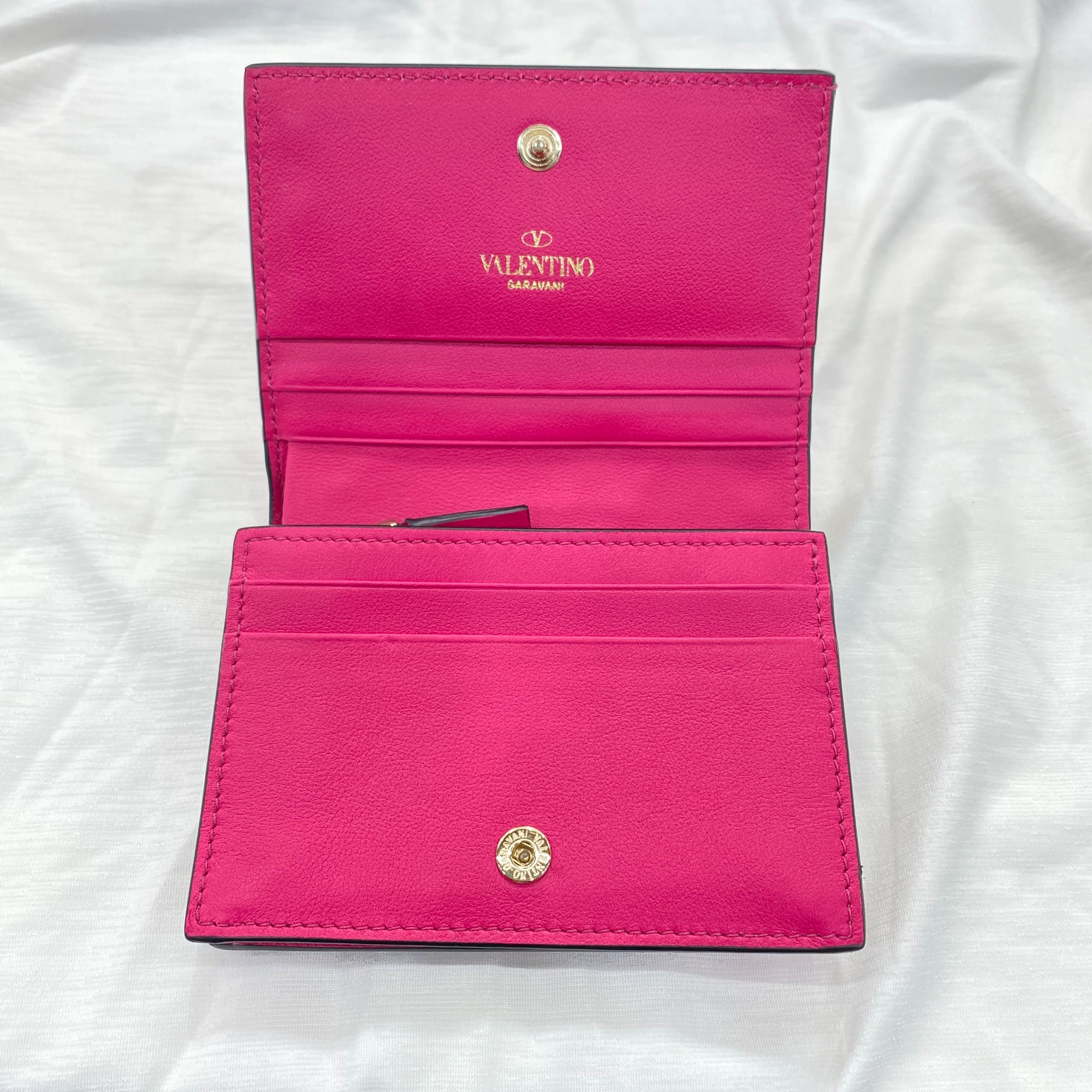 VALENTINOミニウォレット　大人気カラー美品❗️ VALENTINOミニウォレット 大人気カラー美品❗️