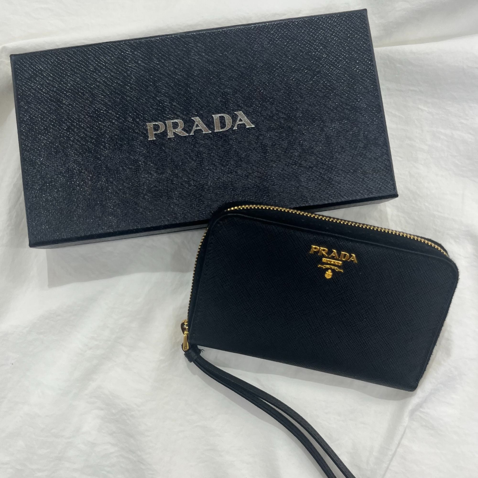 人気ラグジュアリーブランド【PRADA/プラダ】よりラウンド
