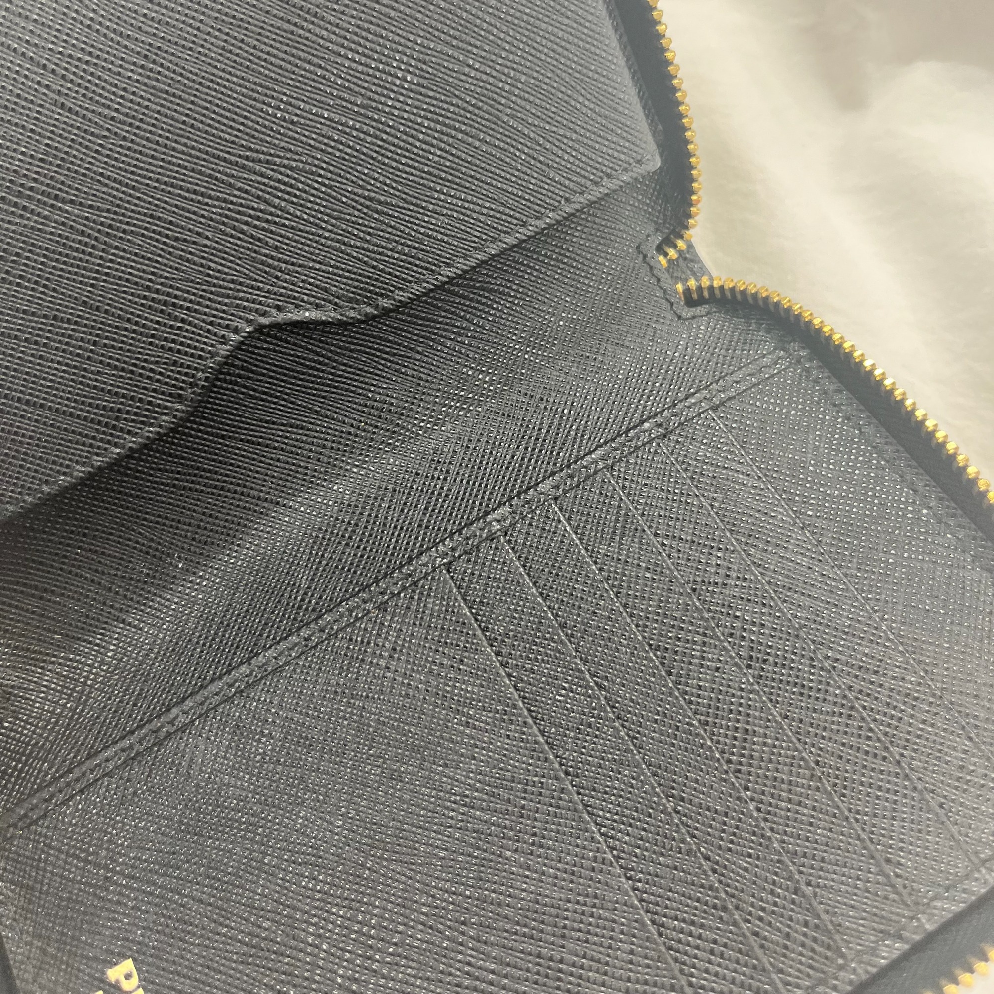 人気ラグジュアリーブランド【PRADA/プラダ】よりラウンドファスナー