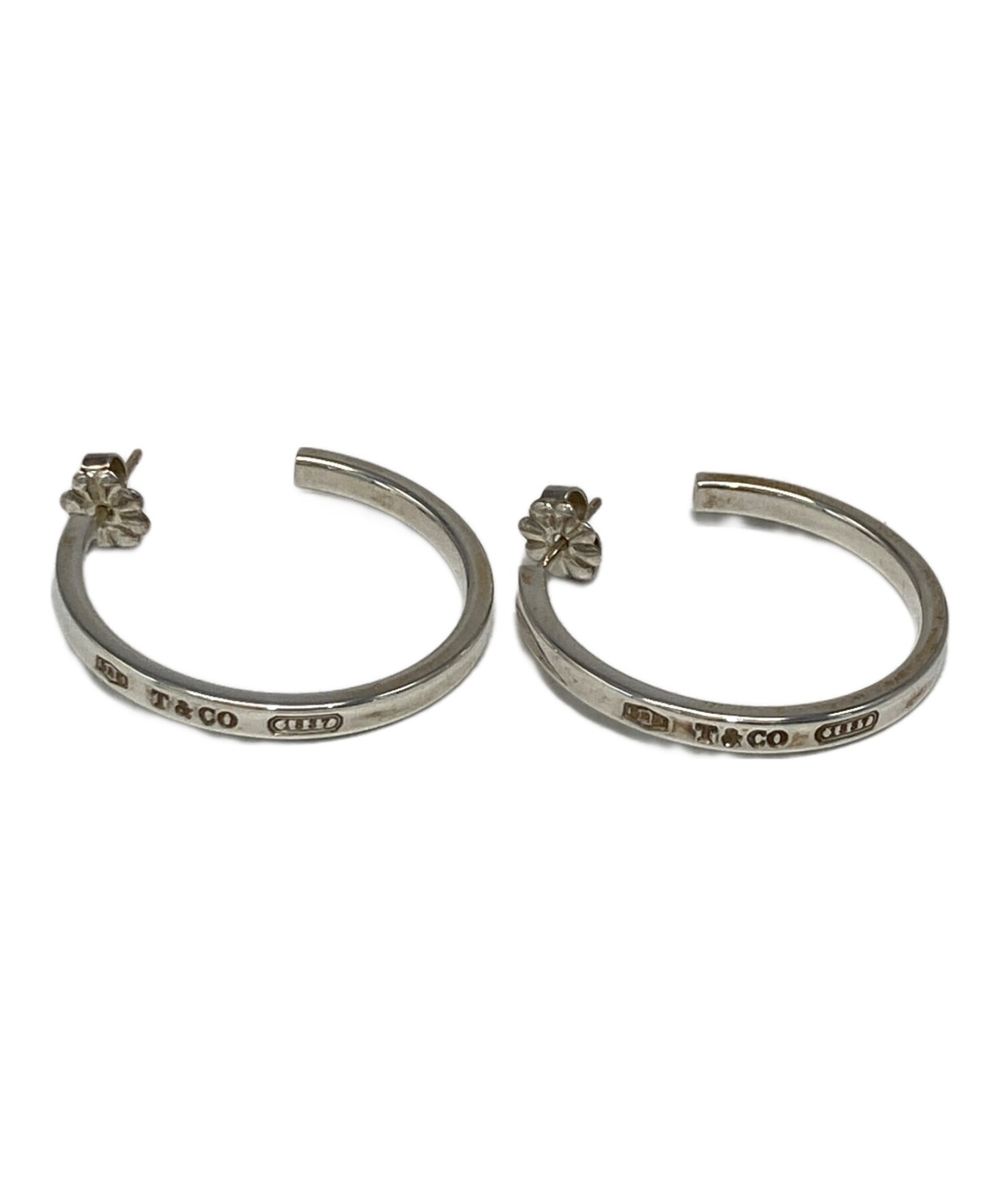 TIFFANY & Co. / ティファニー】1837ナローフープピアス｜顔周りを