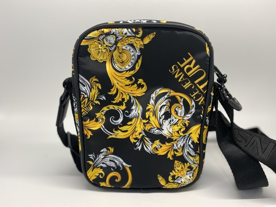 【新品、未使用、保存袋付き】versace バロック柄 ショルダーバッグ