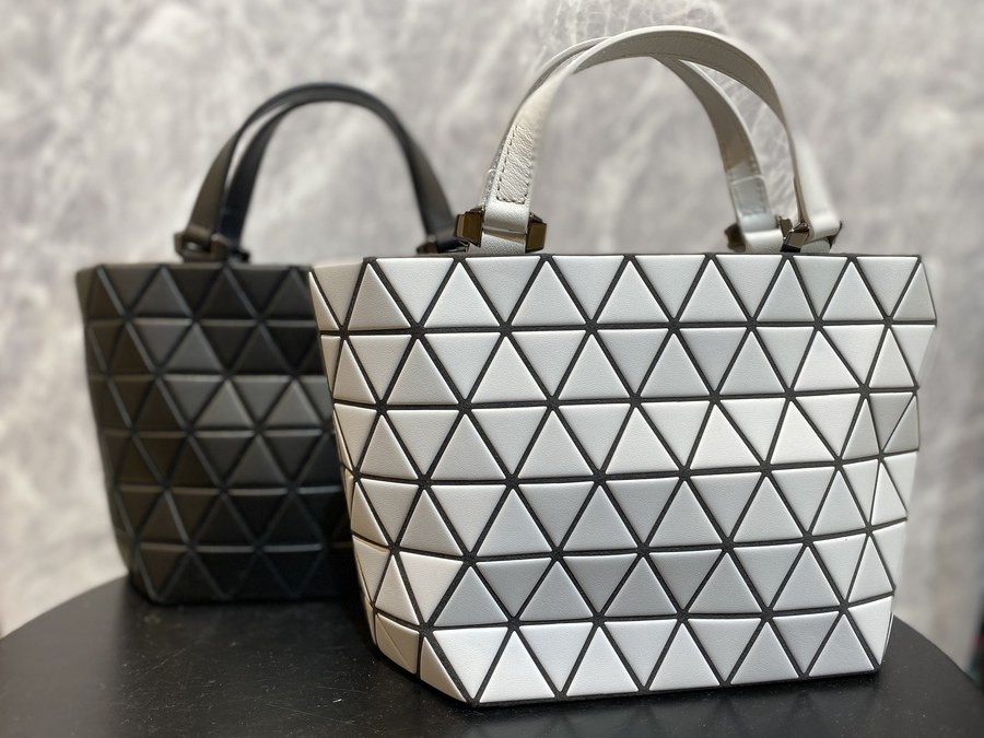 BAO BAO ISSEY MIYAKE／バオバオ イッセイミヤケ】CRYSTAL MATTE TOP 