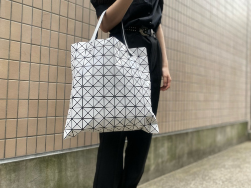 19060✨バオバオ イッセイミヤケ プリズムバッグ トートバッグ ホワイト BAO BAO ISSEY MIYAKE/バオバオ イッセイミヤケ】よりプリズムトート