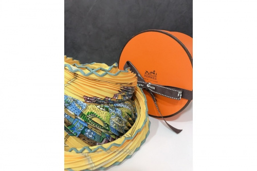 エルメスのプリーツスカーフ