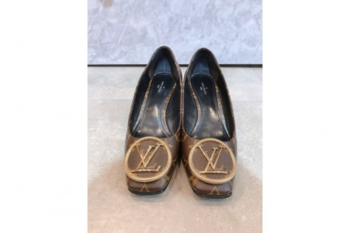 ルイ ヴィトン　のパンプス