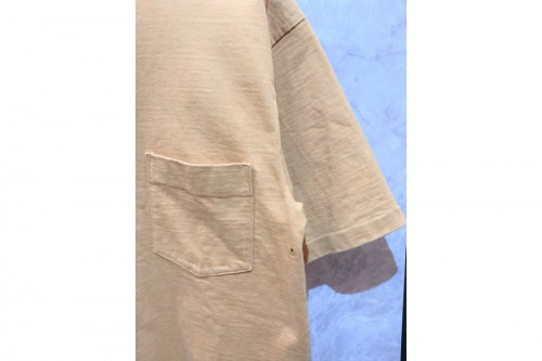 オーラリーのSTAND-UP TEE