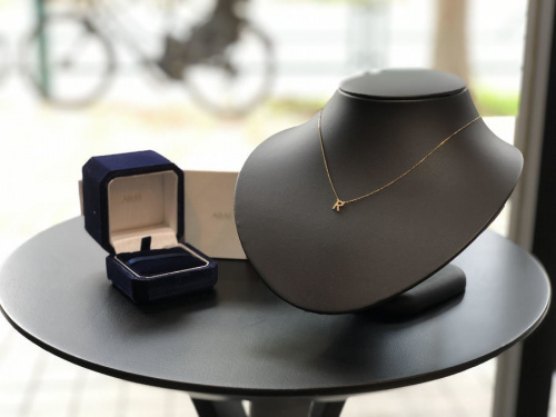 アーカーのk18 ダイヤイニシャルネックレス