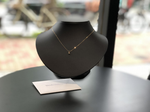 ダイヤモンド カローラネックレスのレディース