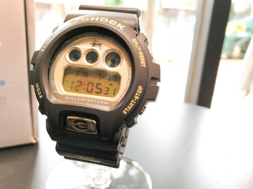 カシオ × ステューシーのDW-6900 G-SHOCK デジタルウォッチ コラボ Wネーム ブラック ゴールド