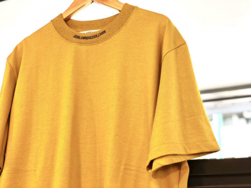 ジョンローレンスサリバンのJLSロゴT/LOGO JACQUARD  マスタード ロゴ トップス