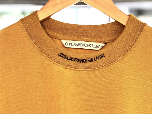 JLSロゴT/LOGO JACQUARD  マスタード ロゴ トップスのメンズ