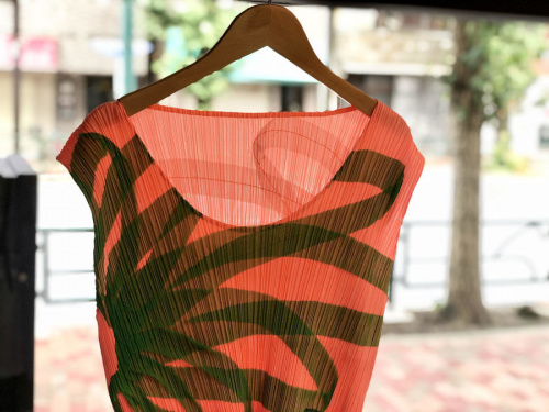 プリーツプリーズのプリーツノースリーブブラウス