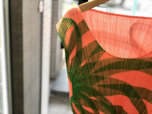 プリーツノースリーブブラウスのレディース デザイナーズ