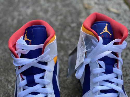 ナイキのAIR JORDAN 1 MID