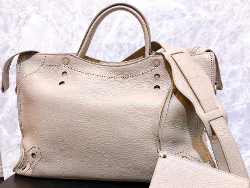 バレンシアガのブラックアウトシティ