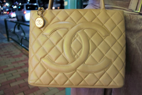 シャネルの復刻トートバッグ