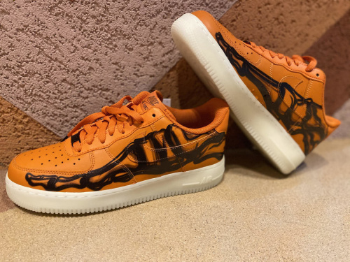 ナイキのCU8067-800 AIR FORCE 1 07 LOW QS “Skeleton” Brilliant Orange