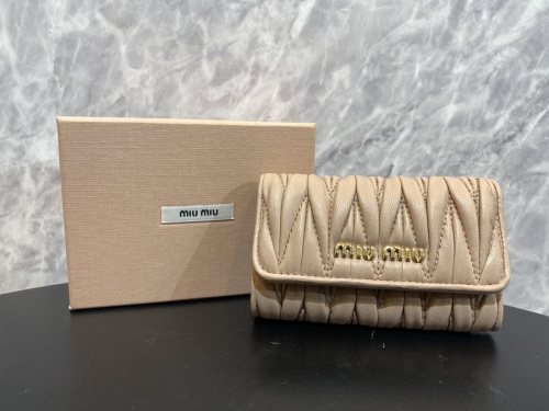 ラグジュアリーブランドのMIU MIU