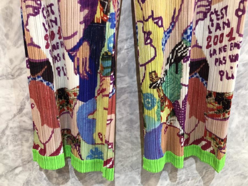 プリーツプリーズの柄プリーツパンツ