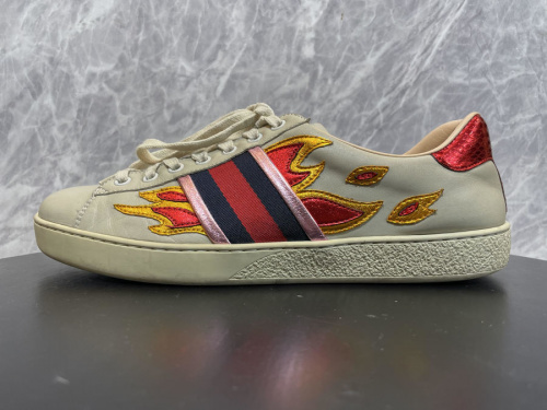グッチのファイヤーエンプロイダリーエーススニーカー