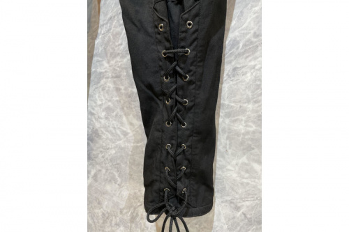 レースアップウールギャバジンタックパンツの目白店