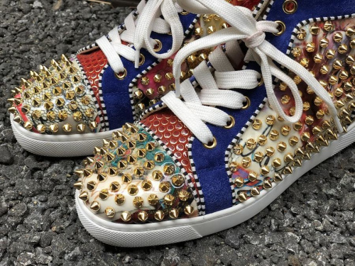 クリスチャンルブタンのスパイクスタッズスニーカー