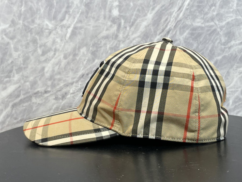 バーバリーのノバチェックベースボールキャップ