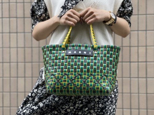 マルニのウーブンポリプロピレン ホリゾンタルショッピングバッグ