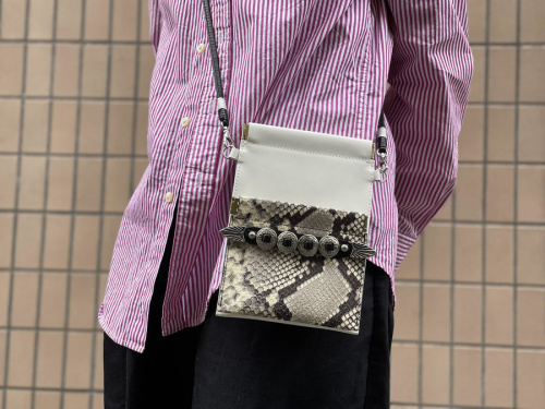 トーガ プルラのneck pouch