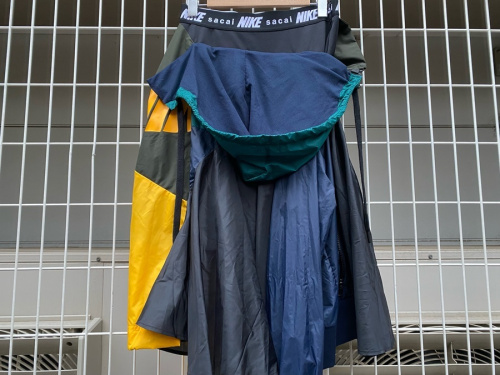 ナイキ× サカイのフーテッドアノラックスカート