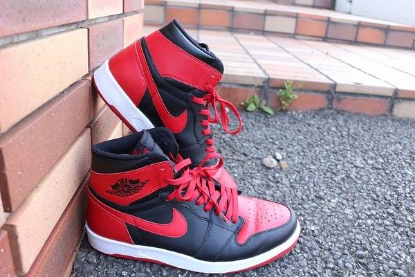 時を経ても色あせないクラシックシューズ。NIKE(ナイキ）AIR JORDAN(エア・ジョーダン)1RETRO HIGH THE RETURN