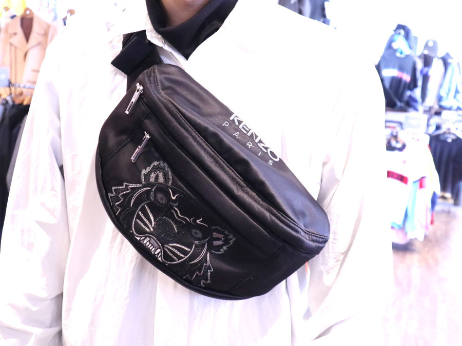 KENZO ブラック ボディバッグ Tiger 限定品 KENZO/ケンゾー】BLACK TIGER BUMBAG入荷致しました。[2020.03.19発行