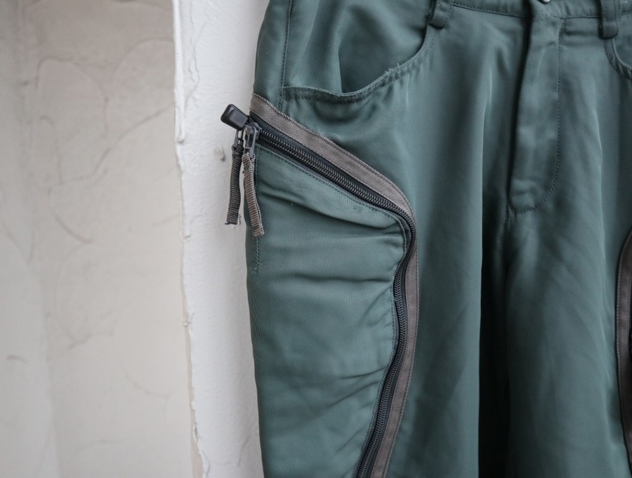 ISSEY MIYAKE/イッセイミヤケ】変形パイピングパンツが入荷致し