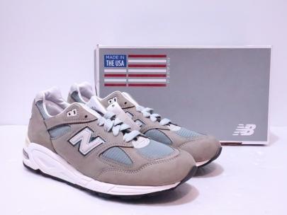 「スニーカーのNEW BALANCE 」