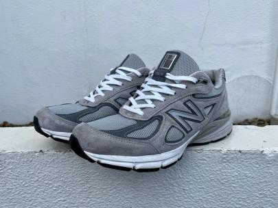 「スニーカーのNEW BALANCE 」