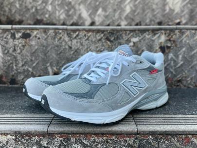 「スニーカーのNEW BALANCE 」