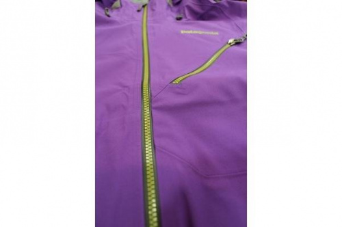 トップスのマウンテンパーカー