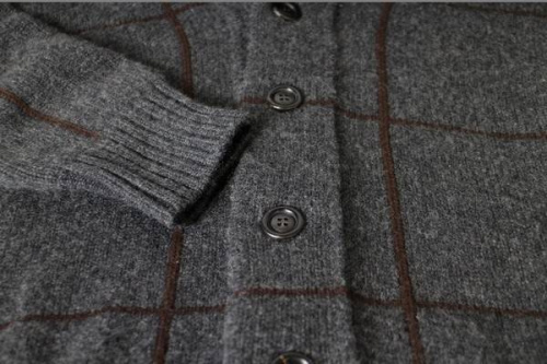 カーディガンの稲毛