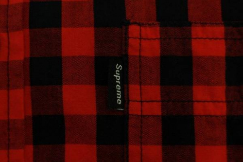 チェックシャツの長袖シャツ