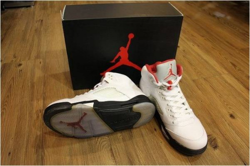 JORDAN 5 RETROのスニーカー