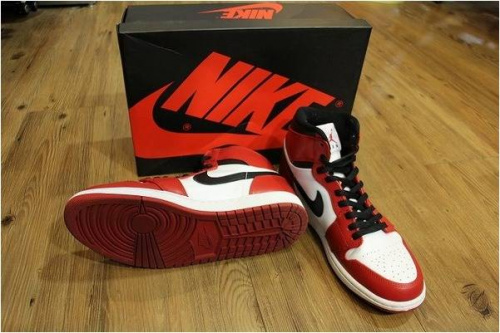 JORDAN　１　RETROのスニーカー