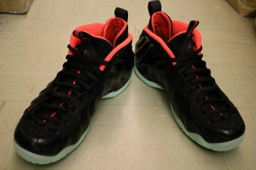 フォームポジットのスニーカー