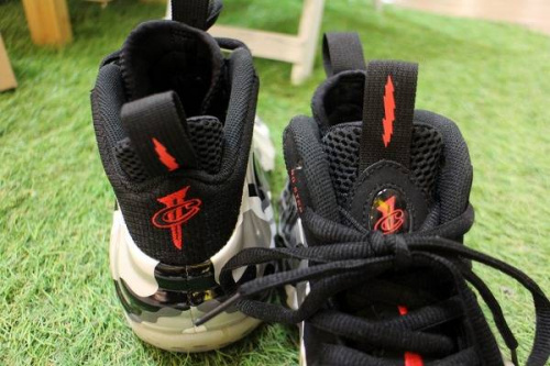 スニーカーのFIGHTER JET CAMO