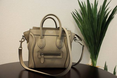 レディースのバッグ