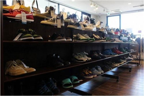 スニーカーのadidas