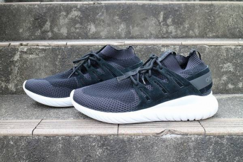 アディダスのスニーカー