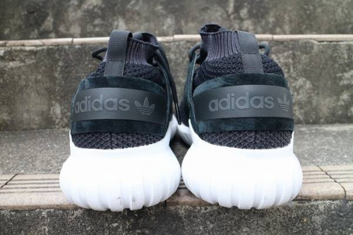 スニーカーのチューブラーノバプライムニット