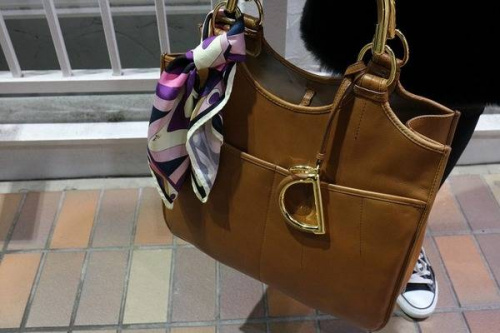 スカーフの稲毛