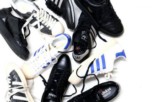 スニーカーのadidas